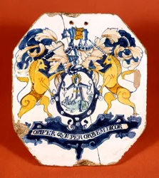 Apothecary-flis som viser våpenskjoldet og mottoet til Worshipful Society of Apothecaries of London (keramikk)