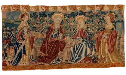 Frontalterteppe av alter som viser Jomfruen og barnet og St Anne fulgt av to helgener, sent på 1400- til tidlig på 1500-tallet (ull og silke)