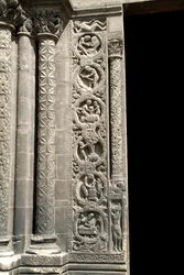 Gotisk kunst: Piright av portalen til høyre for den vestlige fasaden til basilikaen Saint Denis som representerer arbeidet til feltene (til venstre). Saint-Denis, Frankrike