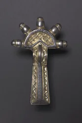 Sløyfefibula, Alemannic, 500-550 (forgylt sølv og niello)