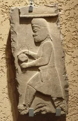 En meder ved Royal Court of Persepolis som bærer et dekket fartøy, Achaemenid, ca. 500 f.Kr. (kalkstein)