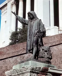 Monument dedikert til Cola di Rienzo (1314-1354) ved Capitol (Campidoglio) i Roma hvorfra han utropte den romerske republikken 20.05.1347.