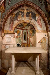 Utsikt over apsis dekorert av fresker av mesteren av Saint Francois (1200-tallet). Cappella di San Gregorio (St. Gregoire-kapellet) St. Benedetto-klosteret (Sacro Speco), Subiaco (Roma), Italia