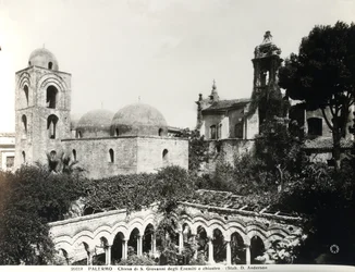 Utsikt over kirkens østende, oppført i 1132-48 av kong Roger II (d.1154) av Sicilia, og klostergangen oppført på 13. århundre
