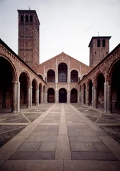 Utsikt over fasaden til kirken Saint Ambrose (Saint Ambrose) (Basilica di Sant