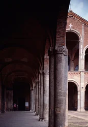 Utsikt over portikken til kirken Saint Ambrose (Saint Ambrose) (Basilica di Sant