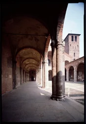 Utsikt over portikken til kirken Saint Ambrose (Saint Ambrose) (Basilica di Sant