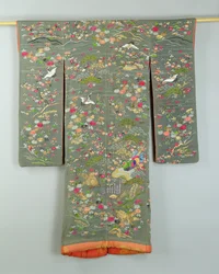 Grå kappe dekorert med blomster og fugler, japansk