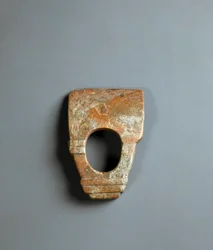 Ringformet hakke i rød granitt, Jomon-perioden 10000-300 f.Kr