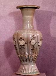 Art coreen: keramikkvase dekorert med blomster. Koryo-periode. 1100-tallet. Museum of Fine Arts, Duksoo Palace, Korea