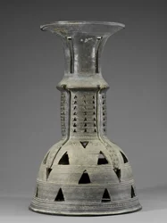 Seremoniell stativ med slange, abstrakt og gjennombruddsdekorasjon, Three Kingdoms Period, Kaya (glasert steintøy)