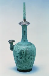 Kundika innlagt med design som viser fugler og et tre i sølv, Koryo-dynastiet, 918-1392 e.Kr. (bronse)