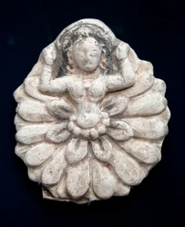 Renessanse av en lotus. Utskåret motiv, udatert. Nasjonalmuseet i Korea, Seoul (Sør-Korea).