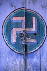 Symbol på buddhismen på en av portene til tempelet «Tongdosa» i Pusan-regionen i Korea