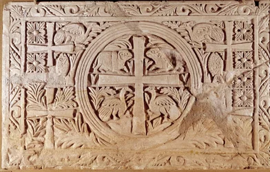 Korplate, avslutningselement av koret til en kirke. fra Libanon. 5.-6. århundre e.Kr. Dim. 0,78x1,27 m. Paris, Louvre-museet