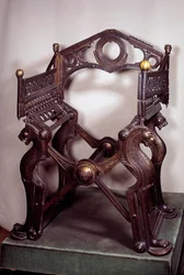 Merovingisk kunst: lenestol eller trone av Dagobert I (602/605-638). Utført i forgylt bronse på 600-800-tallet. Fra skattkammeret i klosteret Saint-Denis. Paris, B.N.