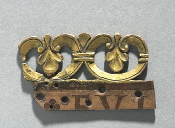 Fragment av et dekorativt emblem fra et relikvieskrin, ca. 1165-1180 (forgylt kobber, email brun (brun emalje))