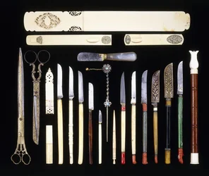 En gruppe på tjueto osmanske skriverinstrumenter, bestående av elleve kniver, en sidevender, saks, en papirkniv, elfenbensboks