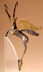 Apparathåndtak: sølvvingebukk, innlagt, gull. Persisk periode routenide (6.–4. århundre f.Kr.), kommer fra Iran. Paris, musee du Louvre - Seremonielt håndtak: bevinget steinbukk i sølv, innlagt, gull. Achaemenid persisk periode (6.-4. århundre f.Kr.), fra 