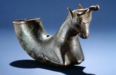 Okse med foldede ben, ca. 550-330 f.Kr. (bronse)