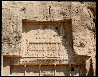 Utsikt over Necropolis og graven til Dareios I den store med relieff som representerer ham som hedrer solen