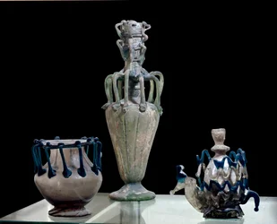 Orientalsk kunst: glassvaser laget i Syria. 300 ca. Paris, Louvre-museet