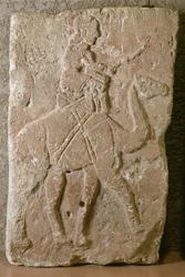 Plate med Dromedary Rider, Tell Halaf, Nord-Syria (kalkstein med rød maling)