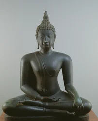 Buddha sitter i meditasjon, Sukhothai-stil (bronse)