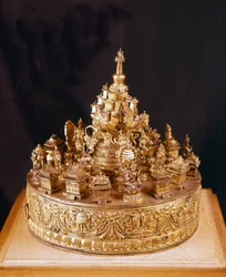Mandala Tibetain: sjeldent stykke i scultpé gullbronse. Mandalaen er en utsikt over det guddommelige kosmos, i sentrum av dette er Mount Merou, et fjell overvunnet av palasset til den øverste guden Indra og omgitt av fire kontinenter - Musée Guimet, Paris
