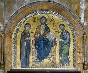 Bysantinsk arkitektur: Kristus i majestet (Kristus i herlighet) mellom Jomfruen og Markus (Deesis), mosaikker laget av venetianske kunstnere og redesignet på 1500-tallet. Apsis. Basilica di San Marco (San Marco-basilikaen), Venezia
