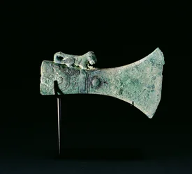 Øksehode, Dongson-kultur, ca. 200 f.Kr.-200 e.Kr. (bronse)