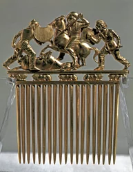 Skythisk kunst: gullkam dekorert med kampscener med skythiske krigere. Kam med en kampscene. Fra gravhaugen Solokha i Russland, i dag Ukraina. 5.-4. århundre f.Kr. Mål 12.6x10.2 cm, Eremitasjemuseet, St. Petersburg