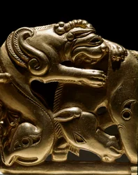 Art Scythian (Scythian sivilisasjon): gullbeltefibule som viser en griffin som angriper en hest, detalj. Fra Chiliktin. 6.-2. århundre f.Kr. St. Petersburg, Eremitagemuseet