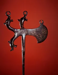 Økseformet nål dekorert med dyrehoder (bronse)