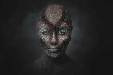Jordnær figur med blåt blikk
