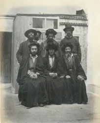 Gruppe på 7 polske jøder på gårdsplassen til Mediterranean Hotel, Jerusalem, 1867