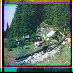 Sergei Prokudin-Gorskii og andre sitter på en campingplass, Chusovala-elven, Uralfjellene, Russland