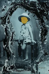 Ung jente poserer alene, 2019 (blandet media)
