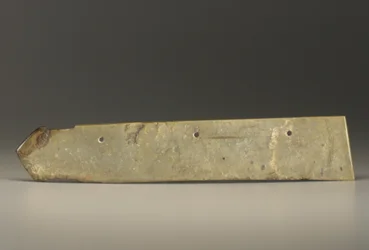 Stor klyveformet gjenstand av typen kuei (jade)