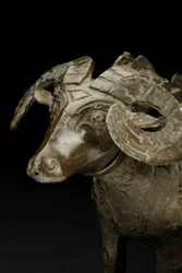 Rituell ram-formet vinkar, Gong (bronse)