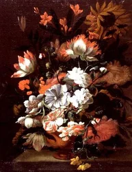 Tulipaner, nelliker, solsikker og andre blomster i en urne på en steinhylle (olje på lerret)
