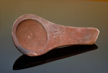 Lascaux-lampen, polert sandstein, ble funnet i Lascaux-hulen.