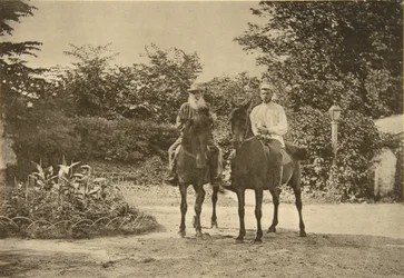 Den russiske forfatteren Leo Tolstoy rider i Yasnaya Polyana, nær Tula, Russland, 1900