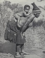 Kvinne som bærer babyen sin på ryggen, Sør-Afrika (s/hvitt-bilde)
