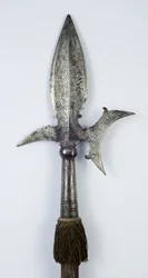 Hellebard (stål, tre og stoff)