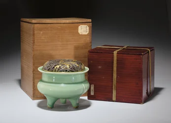 Stor Longquan celadon stativ røkelse med japansk pakkeforgylt metalldeksel (keramikk) (se også 349486)