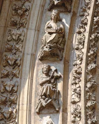 Archivolt av den sentrale portalen til vestfasaden, detalj av en fiolinist og en siterspiller, ca. 1350-1400 (høy relieff)