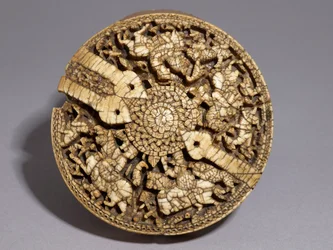 Lokk på en beholder dekorert med fire jegere og dyr, Umayyad-perioden, 998-999 e.Kr. (se også 117778)