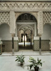 Patio de las Munecas, 1100-1300-tallet