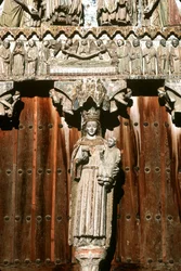 Vestportalen med statue av Madonna og barn og relieff av den siste dommen